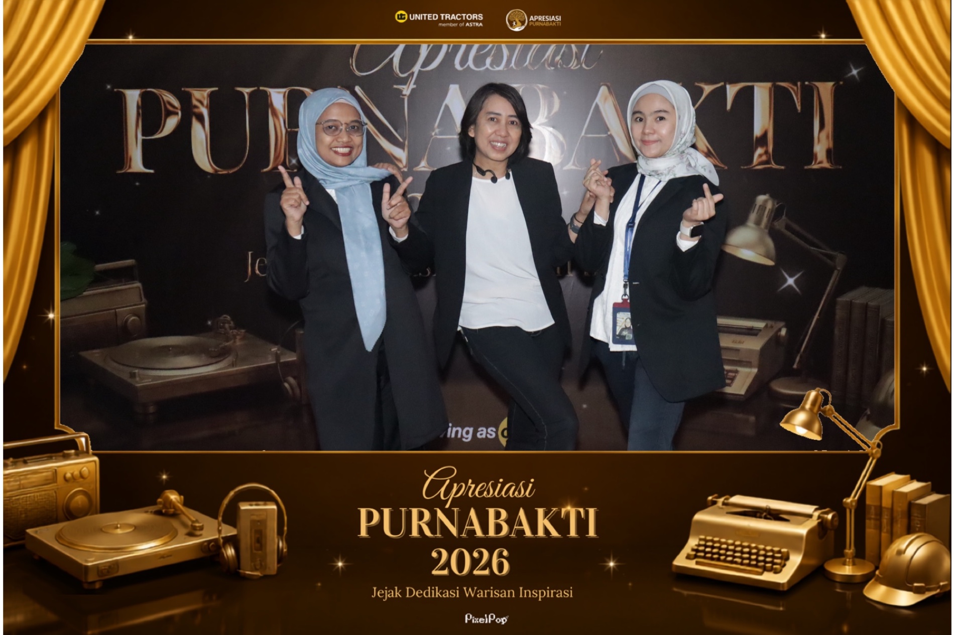 Tiga tamu acara United Tractors berpose dalam bingkai foto PixelPop.
