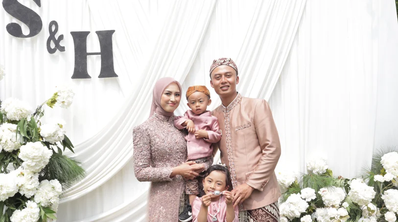Keluarga mengabadikan momen wedding bersama PixelPop